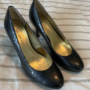 Anne Klein black pumps